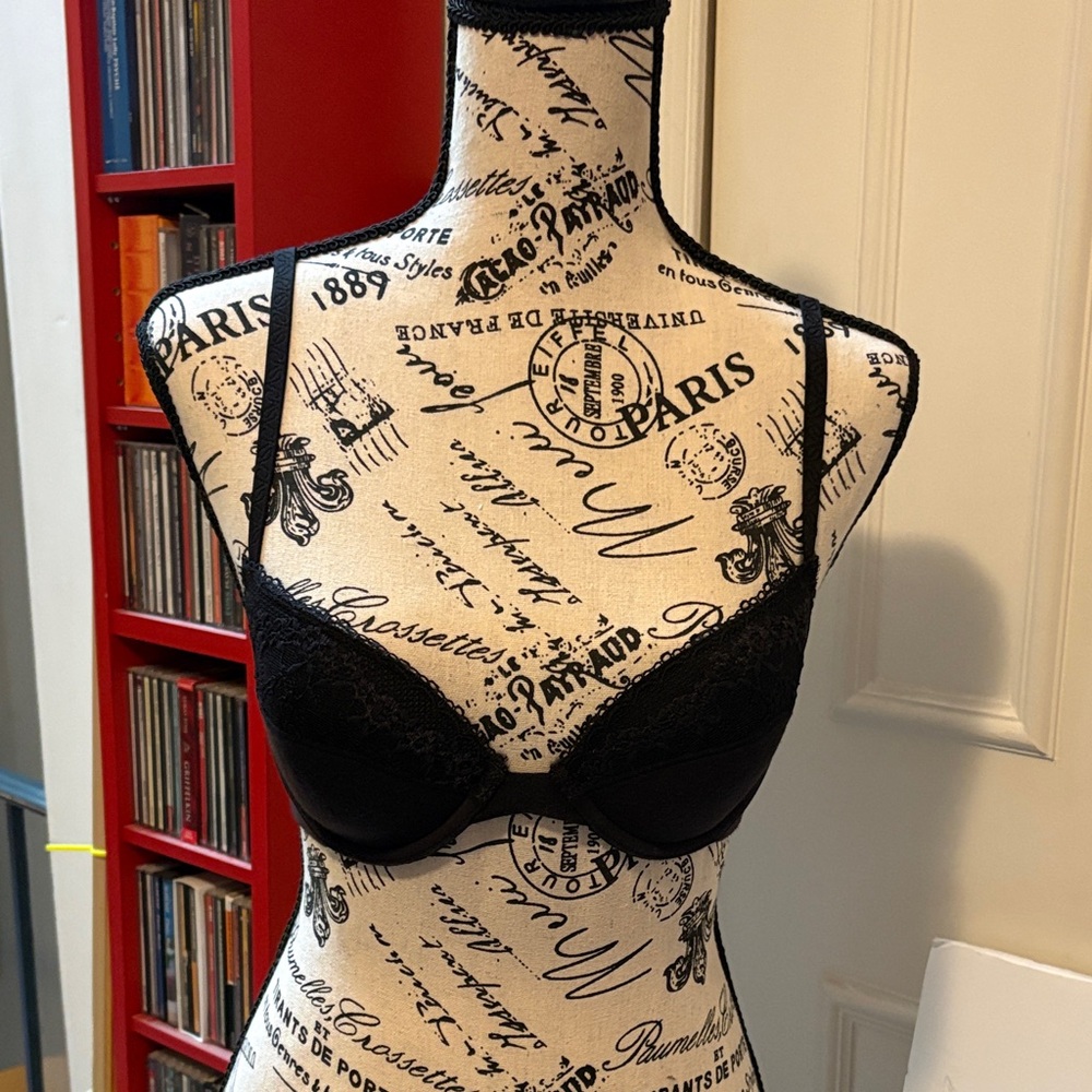 ITEM NO. 59: Simply Vera Vera Wang Black Lace Bra. Adjustable Straps. New.